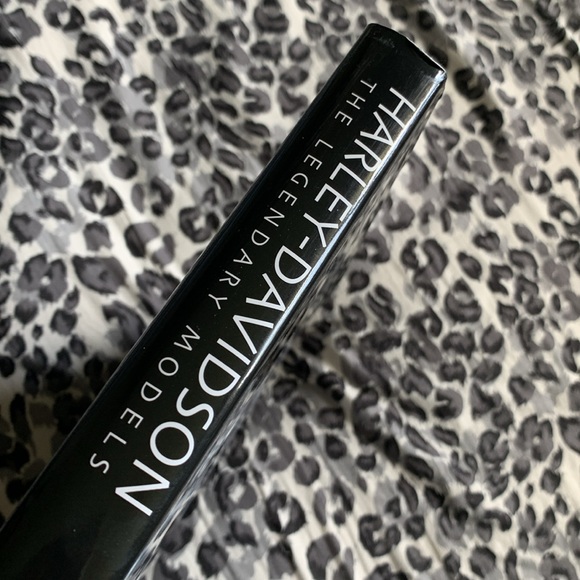 Harley Davidson Book The Legendary Models Pascal Szymezak - Picture 3 of 12